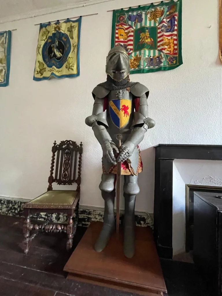 Armure dans la chambre médiévale surnommée Galadeon