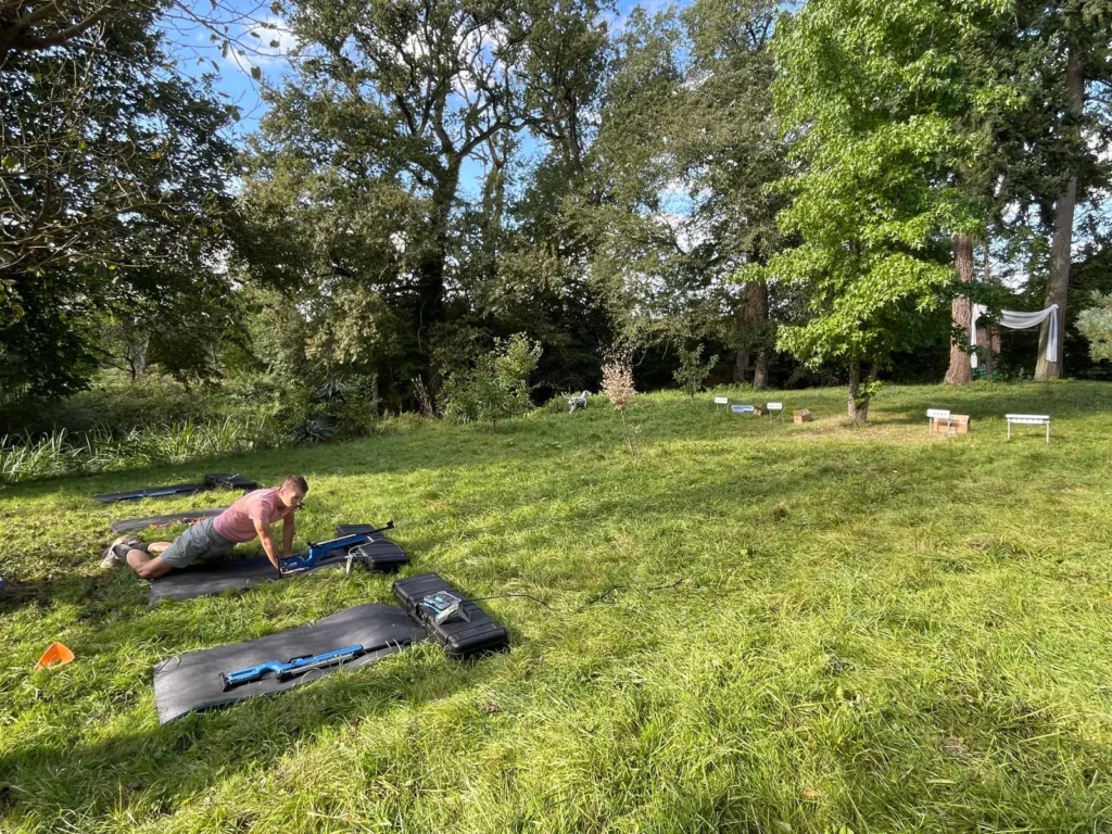 Activité tir à la carabine laser pour du biathlon moderne dans le parc du château