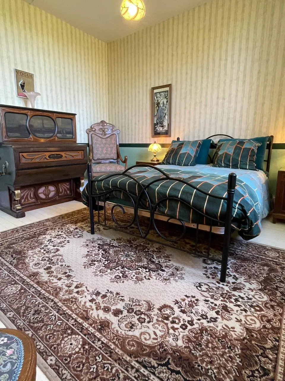 Chambre Belle Époque avec son piano mécanique