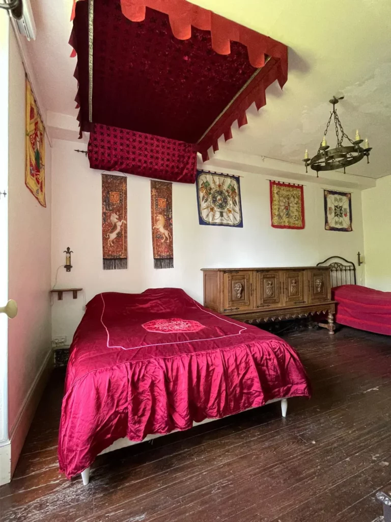 Chambre des Ducs réservable aussi en chambre d'hôte. Inspiration médievale