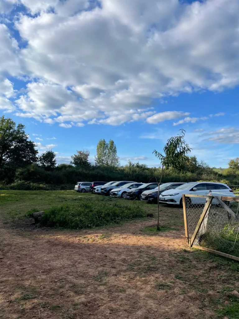 Parking pour les voitures, visite château.