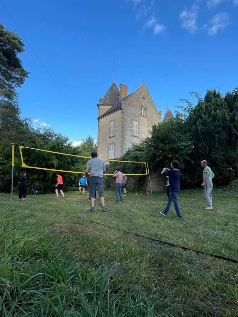 Activité plein air de volley ball au pied du château